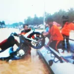 Terjebak Banjir, Puluhan Kendaraan Dievakuasi dengan Perahu Karet Terjebak Banjir, Puluhan Kendaraan Dievakuasi dengan Perahu Karet