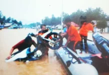 Terjebak Banjir, Puluhan Kendaraan Dievakuasi dengan Perahu Karet Terjebak Banjir, Puluhan Kendaraan Dievakuasi dengan Perahu Karet