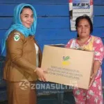 Warga Apresiasi Kinerja Pemda Konut Atasi Banjir BANTUAN-Terlihat kepala desa andeo kecamatan lasolo kabupaten konawe utara (Konut) Heti Rasnawiah, memberikan bantuan kepada sejumlah warga melalui Kemetrian sosial RI, dan pemda konut pasca tertimpa musibah banjir beberapa waktu lalu. (Jefri/ZONASULTRA.COM).