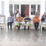 Tuntaskan Konflik Lahan, Komisi II DPR RI Turun ke Konsel Bupati Konsel, Surunuddin Dangga, Wakil Bupati, Arsalim dan Anggota Komisi III DPRD Konsel, Samsu saat bersama dengan rombongan Komisi II DPR RI yang diketuai oleh, Amirul Tamim saat menggelar diskusi dengan pemerintah daerah (Pemda) Kabupaten Konawe Selatan (Konsel). Dalam diskusi tersebut membahas soal sengketa lahan yang ada dikabupaten itu. Kamis (21/7/2016). IRFAN MUALIM/ZONASULTRA.COM