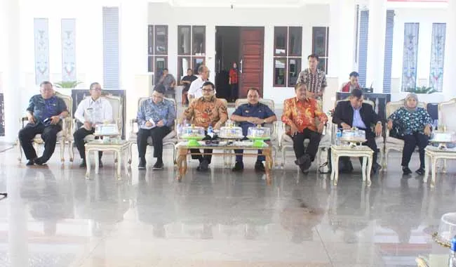 bupati_konsel_dpr Bupati Konsel, Surunuddin Dangga, Wakil Bupati, Arsalim dan Anggota Komisi III DPRD Konsel, Samsu saat bersama dengan rombongan Komisi II DPR RI yang diketuai oleh, Amirul Tamim saat menggelar diskusi dengan pemerintah daerah (Pemda) Kabupaten Konawe Selatan (Konsel). Dalam diskusi tersebut membahas soal sengketa lahan yang ada dikabupaten itu. Kamis (21/7/2016). IRFAN MUALIM/ZONASULTRA.COM