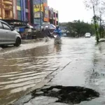 Diguyur Hujan Deras, Ruas Jalan di Kendari Terendam Banjir Ruas jalan saranani terendam banjir. Foto : LUKMAN/ZONASULTRA.COM
