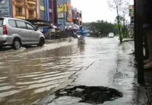 Diguyur Hujan Deras, Ruas Jalan di Kendari Terendam Banjir Ruas jalan saranani terendam banjir. Foto : LUKMAN/ZONASULTRA.COM