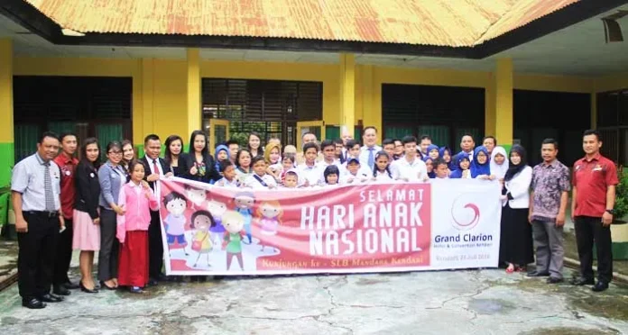 Rayakan Hari Anak Nasional, Grand Clarion Kunjungi SLB Mandara