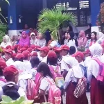 Hari Pertama Sekolah, Antar Anak ke Sekolah Hingga Memilih Tempat Duduk Hari Pertama Sekolah, Antar Anak ke Sekolah Hingga Memilih Tempat Duduk