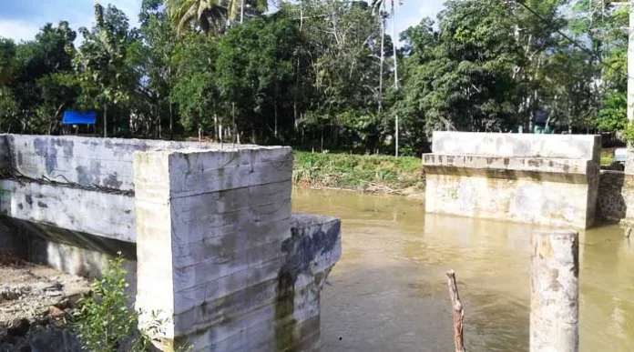 Warga Andowia Ancam Bongkar Paksa Pembangunan Jembatan Mangkrak