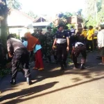 Polsek Asera Bantu Warga Bersihkan Sampah Pasca Banjir di Konut Polsek Asera Bantu Warga Bersihkan Sampah Pasca Banjir di Konut