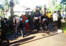 Polsek Asera Bantu Warga Bersihkan Sampah Pasca Banjir di Konut Polsek Asera Bantu Warga Bersihkan Sampah Pasca Banjir di Konut