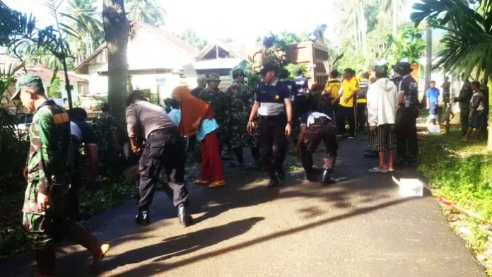 Polsek Asera Bantu Warga Bersihkan Sampah Pasca Banjir di Konut