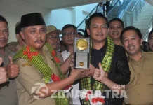 Tiga Tahun Memimpin, Berkesan Persembahkan Tropi Adipura Untuk Masyarakat Konawe Tropi Adipura Untuk Konawe : Bupati Konawe, Kery Syaiful Konggoasa bersama Wakil Bupati Konawe, Parinringi serta kepala SKPD lingkup Pemda Konawe, melakukan pose bersama saat menyambut tropi Adipura Buana di Bandara Internasional Halu Oleo.