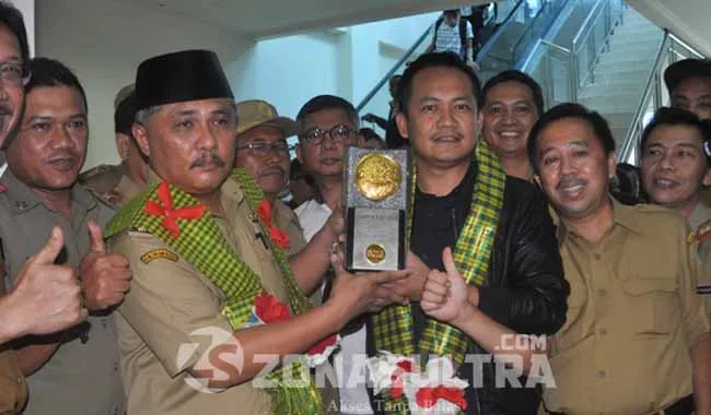 k1 Tropi Adipura Untuk Konawe : Bupati Konawe, Kery Syaiful Konggoasa bersama Wakil Bupati Konawe, Parinringi serta kepala SKPD lingkup Pemda Konawe, melakukan pose bersama saat menyambut tropi Adipura Buana di Bandara Internasional Halu Oleo.