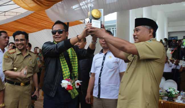 Wakil Bupati Konawe, Parinringi saat menyerahkan tropi adipura buana kepada Bupati Konawe, Kery Syaiful Konggoasa dihalaman kantor Bupati Konawe. (FOTO : RESTU/ZONASULTRA.COM)