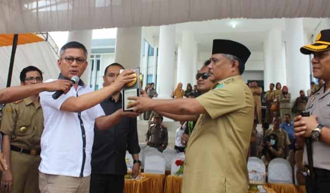 ​Ketua Dewan Perwakil Rakyat Daerah (DPRD) Konawe, Gusli Topan Sabara menerima tropi adipura buana yang diserahkan oleh Bupati Konawe, Kery Syaiful Konggoasa dihalaman kantor Bupati Konawe.  (FOTO : RESTU/ZONASULTRA.COM)