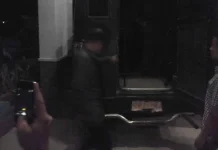 Usai Diperiksa 9 Jam, Kadis Perindag Konawe Langsung Ditahan Korupsi Pasar Sampara: Kepala Dinas (Kadis) Perindustrian dan Perdagangan (Perindag) Kabupaten Konawe, Muhammad Yasin saat menaiki mobil tahanan Kejaksaan Negeri (Kejari) Konawe. Usai diperiksa, Yasin langsung digelandang ke Rumah Tahanan (Rutan) Lalonggowuna untuk ditahan. Foto : RESTU/ZONASULTRA.COM