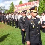 Amankan Pilkada Buton dan Busel, Polda Sultra Turunkan 199 Personil Nampak Kapolres Buton AKBP Andi Herman SIK, saat memimpin upacara apel gelar pasukan dalam rangka pengamanan Hari Raya Idul Fitri pekan lalu di halaman lapangan Polres Buton. (Nanang/Zonasultra.com).
