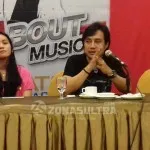 Boyong Band Sendiri, Katon Bagaskara Siapkan Aransemen Berbeda Katin bagaskara bersama Amanda, Marketing Komunikasi Grand Clarion Hotel Kendari saat mengahdiri acara Konferensi pers, di Grand Clarion Hotel, pada Jumat, (29/7/2016)