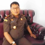 Kejari Buton Selamatkan Uang Negara Rp 800 Juta Nampak Kepala Kejaksaan Negeri Buton Ardiansha SH, MH, saat ditemui ruang kerjanya. FOTO : NANANG/ZONASULTRA.COM