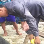 Diduga Selewengkan Dana Desa, DPRD Konut Sidak di Desa Amorome SIDAK- Terlihat ketua komisi A DPRD kabupaten konawe utara Rasmin kamil melakukan sidak di desa amorome kecamatan asera di temani warga setempat, melakukan pengukuran bak penampungan air yang di kerjakan oleh kepala desa setempat menggunakan anggaran dana APBN 2015 sebesar RP 100 juta yang di indikasi tak sesuai dengan anggaran yang dikeluarkan.(Jefri/ZONASULTRA.COM).