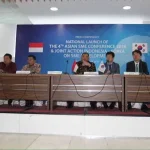 Tiga Daerah di Indonesia Berkomitmen Suplai Kopi ke Korea, Sultra Tidak Termasuk Dari kiri ke kanan, Walikota Denpasar, Walikota Bandung, Menteri Koperasi UKM AAGN Puspayoga, Deputi Menteri UKM Korea, Prof Ki-Chan Kim, Bupati Temanggung. Hermawan Kartajaya (berdiri) dalam konferensi pers The 4th Asian SME Conference 2016. FOTO RIZKI ARIFIANI/ZONASULTRA.COM