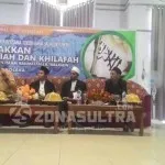 HTI Kolaka Undang Tokoh Umat Dalam Acara Liqo Syawal LIQO SYAWAL : Anggota HTI DPD I Sulawesi Tenggara didampingi pengurus HTI DPD II Kolaka memberikan materi pada acara Liqo Syawal HTI di Hotel Zam-zam, Minggu (31/7/2016).