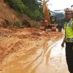 Tertutup Longsor, Akses Jalan Menuju Wanggudu, Konut Terganggu Tertutup Longsor, Akses Jalan Menuju Wanggudu, Konut Terganggu