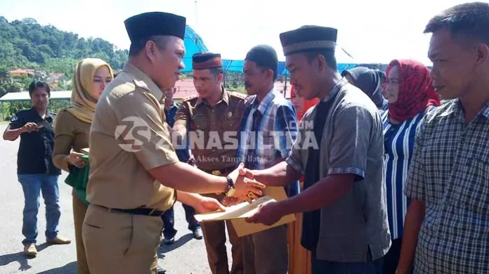Bupati Konut Serahkan 15.000 Kartu BPJS Kesehatan Kepada Masyarakat