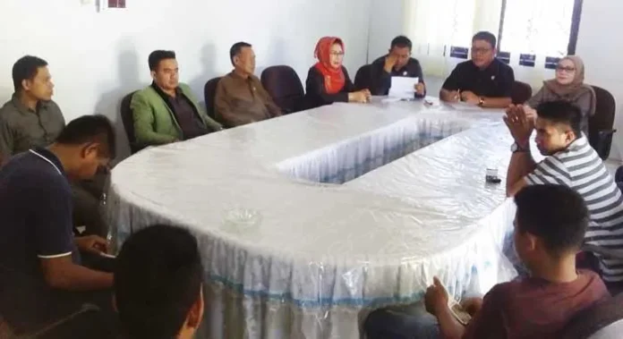 Tolak Digusur, PKL Depan Kampus UHO Mengadu ke Dewan