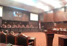 Kuasa Hukum Dokter Minta PSU Jilid III, Rumah Kita Minta Ditetapkan Bupati Muna Terpilih SIDANG PSU MUNA: Suasana sidang hasil Pemungutan Suara Ulang (PSU) Jilid II Kabupaten Muna, Sulawesi Tenggara (Sultra) yang digelar di gedung MK, Selasa sore (19/72016). Agenda sidang kali ini adalah mendengarkan laporan para pihak. FOTO RIZKI ARIFIANI/ZONASULTRA.COM