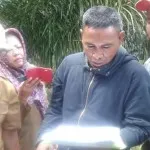 Dana Kompensasi Rp 60 Ribu Tak Cukup Beli Beras, Warga Konut Tuntut PT SPL Rp 1 juta. SIDAK PT SPL-Terlihat Asron duyu salah satu perwakilan petani sawit kecamatan oheo, saat menunujkkan bukti kelengkapan perjanjian yang di sepakati oleh warga pemilik sawit dan perusahaan PT Sultra prima lestari (SPL) kepada perwakilan pemda dan DPR konut saat mengelar sidak di lahan sawit milik PT SPL di kecamatan oheo beberapa waktu lalu. (Jefri/ZONASULTRA.COM).