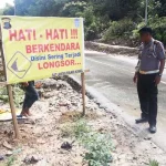 Hindari Lakalantas, Polres Konsel Pasang 3 Tanda Rawan Longsor di Gunung Anduna Hindari Lakalantas, Polres Konsel Pasang 3 Tanda Rawan Longsor di Gunung Anduna