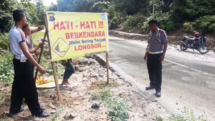 Hindari Lakalantas, Polres Konsel Pasang 3 Tanda Rawan Longsor di Gunung Anduna