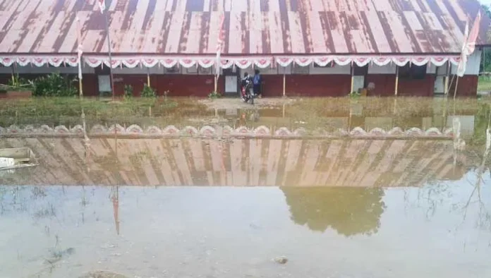 Masih Digenangi Air, Proses Belajar Mengajar SDN 5 Andowia Lumpuh Total