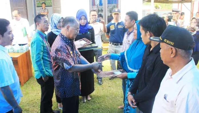 Bupati Konsel Serahkan 1.658 Sertifikat Prona