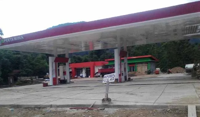 spbu SPBU ANDOWIA - Stasiun pengisian bahan bakar minyak (SPBU) yang terletak di Desa Lamondowo Kecamatan Andowia Konawe Utara, Sulawesi Tenggara (Sultra) diduga tidak mengantongi izin mendirikan bangunan (IMB).MURTAIDIN/ZONASULTRA.COM