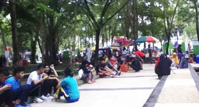 Selain Berolahraga, Ini Alasan Lain Anak Muda Kendari Mengunjungi Taman Kota
