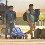 Bawa Pulang Piala Adipura ke Baubau, Walikota Sujud Syukur Walikota Baubau AS Tamrin Sujud syukur sesaat setelah tiba di Bandara Betoambari. Foto: Masrun
