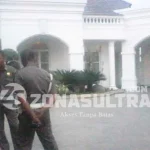 12 Penyidik KPK Geledah Rumah Nur Alam Dari Pagi Hingga Malam 12 Orang Tim KPK Geledah Rumah Nur Alam Dari Pagi Hingga Malam