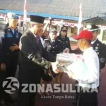 Agus Santoso, Napi Yang Bebas di HUT RI: Merdeka Itu Saat Saya Bisa Kumpul Dengan Keluarga Agus santoso menerima berkas remisi dari Nur alam