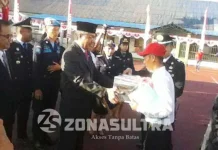 Agus Santoso, Napi Yang Bebas di HUT RI: Merdeka Itu Saat Saya Bisa Kumpul Dengan Keluarga Agus santoso menerima berkas remisi dari Nur alam