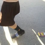 Kebesaran, Sepatu Peserta GJI Diikat Solasi Siswi Sesak Nafas- Elma (jilbab kuning) saat beristirahat didepan rumah warga karena tidak mampu melamjutkan perlombaan GJI pada perayaan HUT RI ke 71 pada rabu (17/8/2016), karena tidak ingin terjadi hal yang fatal Guru- guru melarang Elma melanjutkan perlombaan tersebut. (Andi Hasman/ ZONASULTRA.COM)