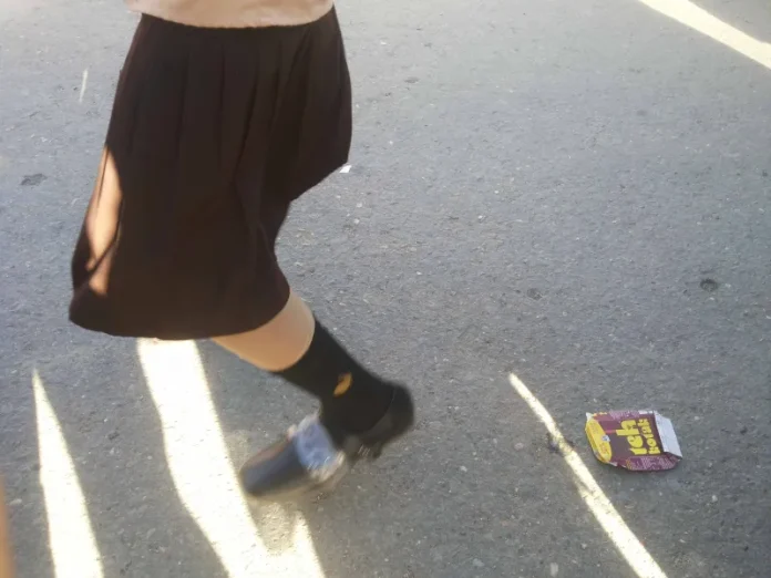 Siswi Sesak Nafas- Elma (jilbab kuning) saat beristirahat didepan rumah warga karena tidak mampu melamjutkan perlombaan GJI pada perayaan HUT RI ke 71 pada rabu (17/8/2016), karena tidak ingin terjadi hal yang fatal Guru- guru melarang Elma melanjutkan perlombaan tersebut. (Andi Hasman/ ZONASULTRA.COM)