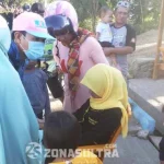 Sesak Nafas, Peserta GJI Keluar Barisan Siswi Sesak Nafas- Elma (jilbab kuning) saat beristirahat didepan rumah warga karena tidak mampu melamjutkan perlombaan GJI pada perayaan HUT RI ke 71 pada rabu (17/8/2016), karena tidak ingin terjadi hal yang fatal Guru- guru melarang Elma melanjutkan perlombaan tersebut. (Andi Hasman/ ZONASULTRA.COM)
