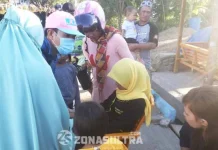 Sesak Nafas, Peserta GJI Keluar Barisan Siswi Sesak Nafas- Elma (jilbab kuning) saat beristirahat didepan rumah warga karena tidak mampu melamjutkan perlombaan GJI pada perayaan HUT RI ke 71 pada rabu (17/8/2016), karena tidak ingin terjadi hal yang fatal Guru- guru melarang Elma melanjutkan perlombaan tersebut. (Andi Hasman/ ZONASULTRA.COM)