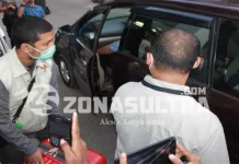 KPK Bawa Sejumlah Koper dan Tas Dari Dalam Ruang Kerja Gubernur KPK Bawa Sejumlah Koper dan Tas Dari Dalam Ruang Kerja Gubernur