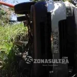 Rem Blong, Mobil Pengangkut BBM Di Konut Terjungkal Hantam Pembatas Jalan :KECELAKAAN-Terlihat mobil APV warna silver nomor polsi DT 7428 AE, bermuatan BBM sebanyak 40 jeregen, yang diketahui milik Lajamada, Warga Desa Kota Maju, Kecamatan Asera, Kabupaten Konawe Utara (Konut) Mengalami kecelakaan lalulintas. Menghantam pembatas jalan dan tiang listrik, di Desa Banggarema, Kecamatan Andowia. Akibat megalami rem blong. (Jefri/ZONASULTRA.COM).