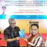 Hadiri Acara PWI, Nur Alam Ingatkan Pers Hati-Hati dengan Media Sosial PWI SULTRA Pemberian penghargaan kepada Gubernur Sulawesi Tenggara (Sultra) Nur Alam (kiri) sebagai salah satu tokoh inspiratif