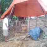 35 Tahun Warga Wawolesea Menunggu Air Bersih SUMUR BOR-Terlihat kepala desa wawolesea, kecamatan awolesea, Bahmid saat menunjukkan salah satu titik pembuatan sumur bor di desa setempat menggunakan anggaran APBN pusat, di karenakan sulitnya mendapatkan air bersih, hingga harus memikul air dengan jarak 3 kilo meter dari pegununungan. ( Jefri/ZONASULTRA.COM).