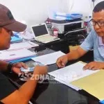 Meski Tak Ditanggung KONI, PTMSI Tetap Berangkatkan Atletnya TENIS MEJA - Ketua Pengprov PTMSI Sultra, Andi M Budihard menyerahkan dana registrasi atletnya yang diterima oleh sekretaris umum KONI Sultra, Elvis Basri Uno. M Rasman Saputra /ZONASULTRA.COM