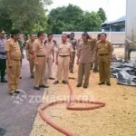 Tim Labfor Makassar Dipastikan Usut Penyebab Kebakaran Kantor BPKAD Butur Bupati Butur, Abu Hasan mengunjungi lokasi kebakaran kantor Badan Pengelolaan Keuangan dan Aset Daerah (BPKAD) setempat pada Senin (1/8/2016)) dini hari. Foto : DARMAWAN/ZONASULTRA.COM