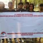 Mahasiswa Informatika Sultra Kumpulkan Tanda Tangan Untuk Mendukung Revisi Biaya Interkoneksi PENGUMPULAN TANDA TANGAN - Permikomnas Wilayah 11 daerah Sulawesi Tenggara (Sultra) melakukan aksi pengumpulan tanda tangan di Taman Kota Kendari, Senin (28/8/2016) sore. Aksi tersebut dilakukan untuk mendukung kebijakan dari Kemenkominfo terkait revisi biaya interkoneksi. (RAMADHAN HAFID/ZONASULTRA.COM). (Ramadhan Hafid/ZONASULTRA.COM)